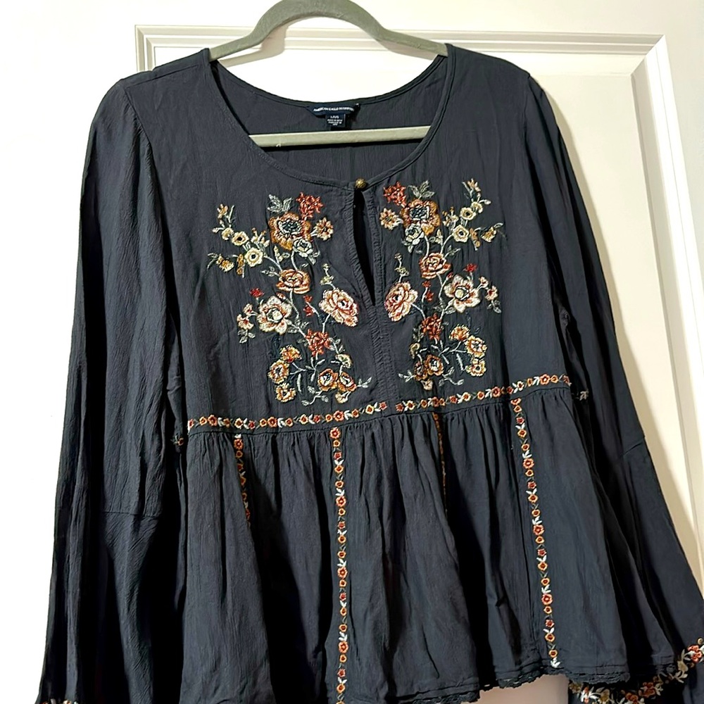 American Eagle gray floral top. Size Medium